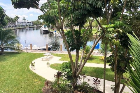 Condo in Hallandale Beach, Florida, 2 bedrooms  № 1891300 - photo 1