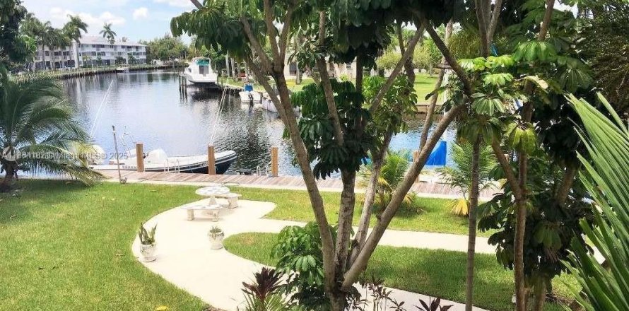 Condo in Hallandale Beach, Florida, 2 bedrooms № 1891300