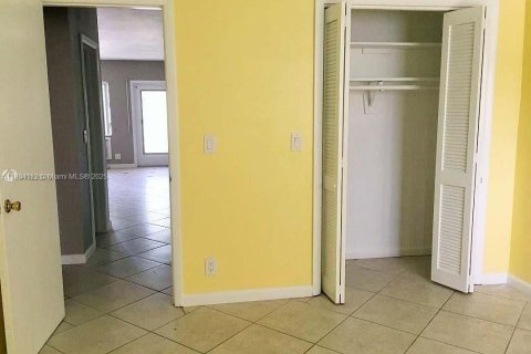 Condo in Hallandale Beach, Florida, 2 bedrooms  № 1891300 - photo 6