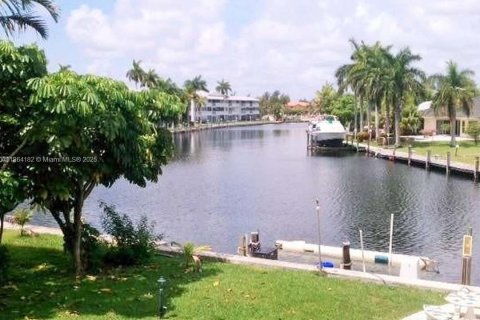 Condo in Hallandale Beach, Florida, 2 bedrooms  № 1891300 - photo 9