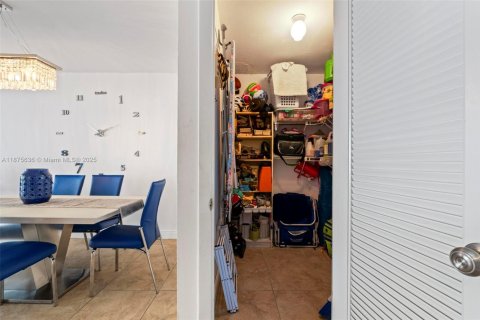 Condo in Hollywood, Florida, 2 bedrooms  № 1980459 - photo 15