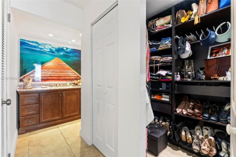 Condo in Hollywood, Florida, 2 bedrooms  № 1980459 - photo 27