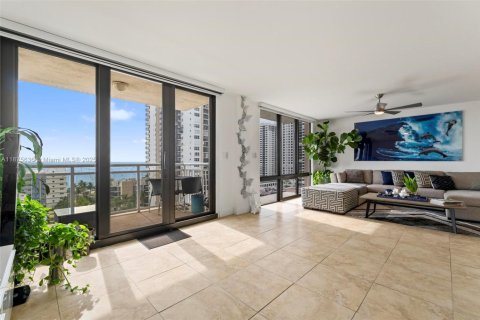 Condo in Hollywood, Florida, 2 bedrooms  № 1980459 - photo 11