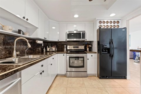 Condo in Hollywood, Florida, 2 bedrooms  № 1980459 - photo 18