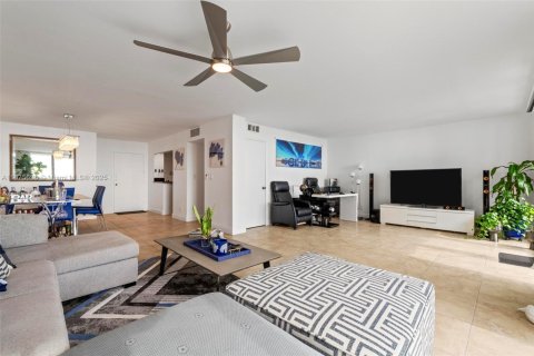 Condo in Hollywood, Florida, 2 bedrooms  № 1980459 - photo 9