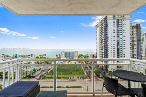 Condo in Hollywood, Florida, 2 bedrooms  № 1980459 - photo 12