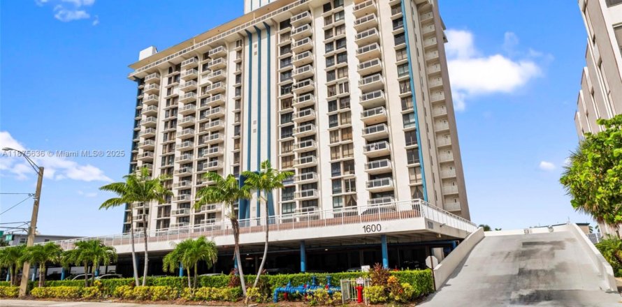 Condo in Hollywood, Florida, 2 bedrooms  № 1980459