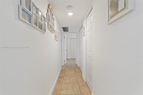 Condo in Hollywood, Florida, 2 bedrooms  № 1980459 - photo 22