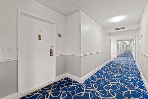 Condo in Hollywood, Florida, 2 bedrooms  № 1980459 - photo 2