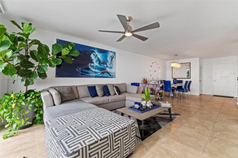 Condo in Hollywood, Florida, 2 bedrooms  № 1980459 - photo 8