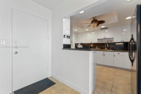 Condo in Hollywood, Florida, 2 bedrooms  № 1980459 - photo 16