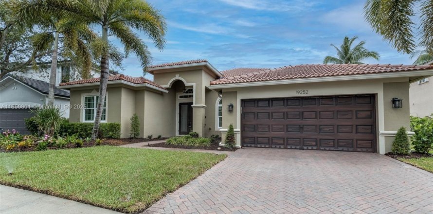 House in Weston, Florida 4 bedrooms, 280.1 sq.m. № 1857494
