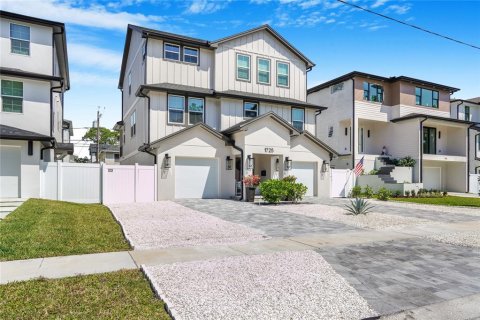 House in Saint Petersburg, Florida 5 bedrooms, 276.85 sq.m. № 1618253 - photo 2
