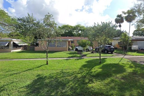 Casa en venta en North Miami, Florida, 3 dormitorios, 137.68 m2 № 1807806 - foto 1