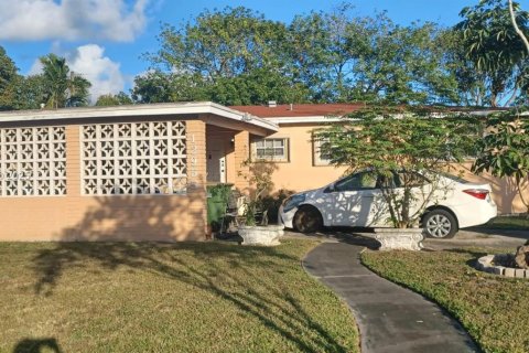 Casa en venta en North Miami, Florida, 3 dormitorios, 137.68 m2 № 1807806 - foto 2