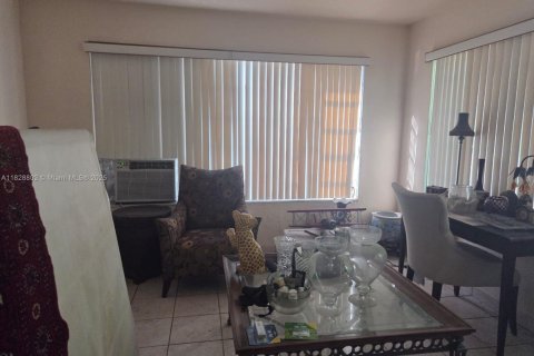 Casa en venta en North Miami, Florida, 3 dormitorios, 137.68 m2 № 1807806 - foto 3