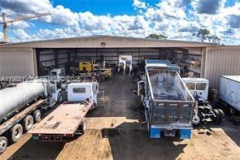 Propiedad comercial en venta en LaBelle, Florida № 2046740 - foto 7