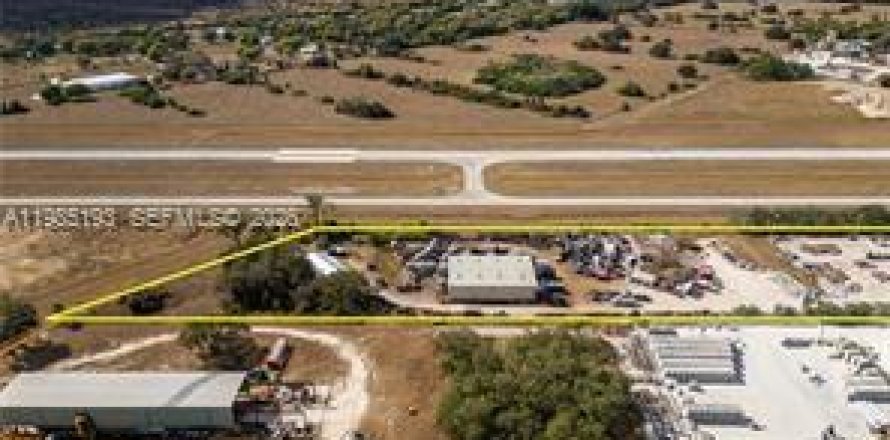 Propiedad comercial en LaBelle, Florida № 2046740