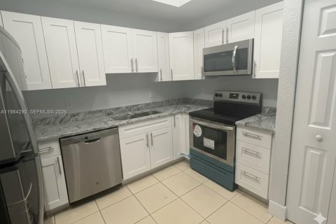 Снять в аренду кондоминиум в Корал-Спрингс, Флорида 3 спальни, 119.47м2, № 2046829 - фото 3