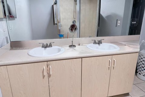 Снять в аренду кондоминиум в Корал-Спрингс, Флорида 3 спальни, 119.47м2, № 2046829 - фото 5