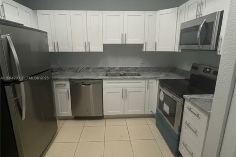 Снять в аренду кондоминиум в Корал-Спрингс, Флорида 3 спальни, 119.47м2, № 2046829 - фото 2