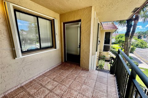 Снять в аренду кондоминиум в Уэстон, Флорида 2 спальни, 114.36м2, № 1991587 - фото 2