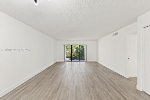 Снять в аренду кондоминиум в Уэстон, Флорида 2 спальни, 114.36м2, № 1991587 - фото 18