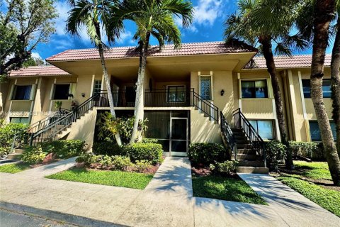 Снять в аренду кондоминиум в Уэстон, Флорида 2 спальни, 114.36м2, № 1991587 - фото 1