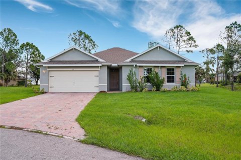 House in Punta Gorda, Florida 4 bedrooms, 217.3 sq.m. № 1907249 - photo 1