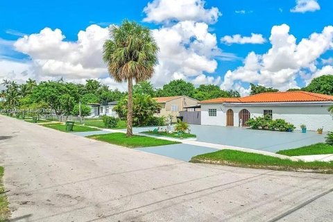 Casa en venta en North Miami, Florida, 3 dormitorios, 130.06 m2 № 1821603 - foto 1