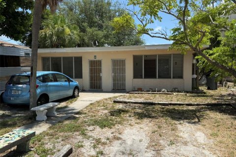 Commercial property in Saint Pete Beach, Florida 2 bedrooms, 107.4 sq.m. № 2205436