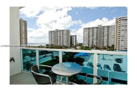 Copropriété à louer à Hallandale Beach, Floride: 1 chambre, 76.27 m2 № 2052588 - photo 2