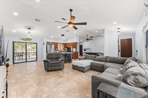 House in Palm Bay, Florida 3 bedrooms, 153.47 sq.m. № 2247130 - photo 8