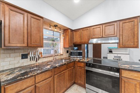 House in Palm Bay, Florida 3 bedrooms, 153.47 sq.m. № 2247130 - photo 14