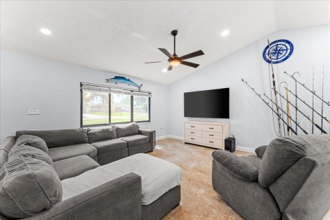 House in Palm Bay, Florida 3 bedrooms, 153.47 sq.m. № 2247130 - photo 7