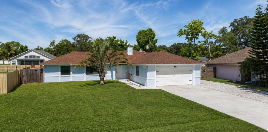 House in Palm Bay, Florida 3 bedrooms, 153.47 sq.m. № 2247130