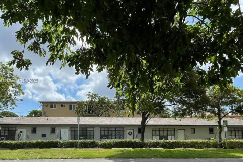 Propiedad comercial en Miami, Florida 268.3 m2 № 1983442