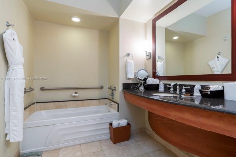 Condo in Sunny Isles Beach, Florida  № 1962957 - photo 8