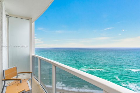 Condo in Sunny Isles Beach, Florida  № 1962957 - photo 2