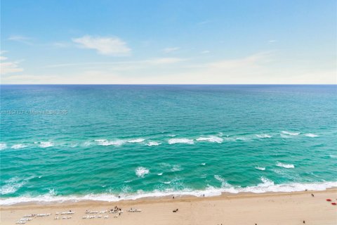 Condo in Sunny Isles Beach, Florida  № 1962957 - photo 3