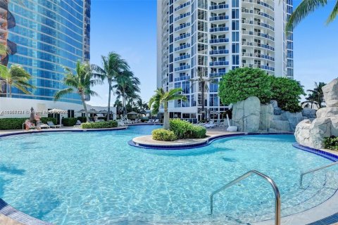 Condo in Sunny Isles Beach, Florida  № 1962957 - photo 16