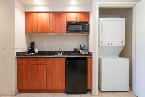 Condo in Sunny Isles Beach, Florida  № 1962957 - photo 7