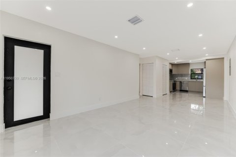 Villa ou maison à louer à Miami, Floride: 3 chambres, 115.57 m2 № 2006992 - photo 2