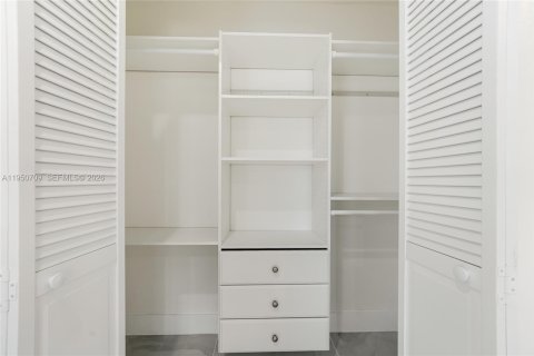 Villa ou maison à louer à Miami, Floride: 3 chambres, 115.57 m2 № 2006992 - photo 13