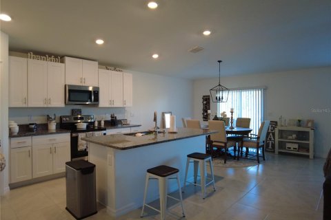 House in Zephyrhills, Florida 4 bedrooms, 180.14 sq.m. № 1854497 - photo 3