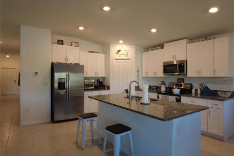 House in Zephyrhills, Florida 4 bedrooms, 180.14 sq.m. № 1854497 - photo 2