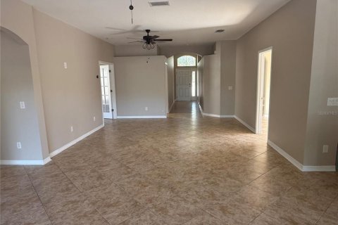 House in New Port Richey, Florida 3 bedrooms, 188.31 sq.m. № 2396200 - photo 5