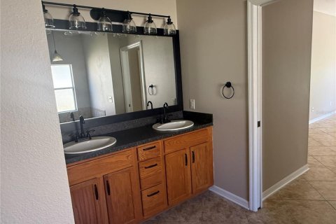 House in New Port Richey, Florida 3 bedrooms, 188.31 sq.m. № 2396200 - photo 17