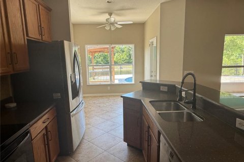 House in New Port Richey, Florida 3 bedrooms, 188.31 sq.m. № 2396200 - photo 7