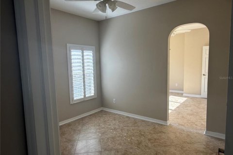 House in New Port Richey, Florida 3 bedrooms, 188.31 sq.m. № 2396200 - photo 11